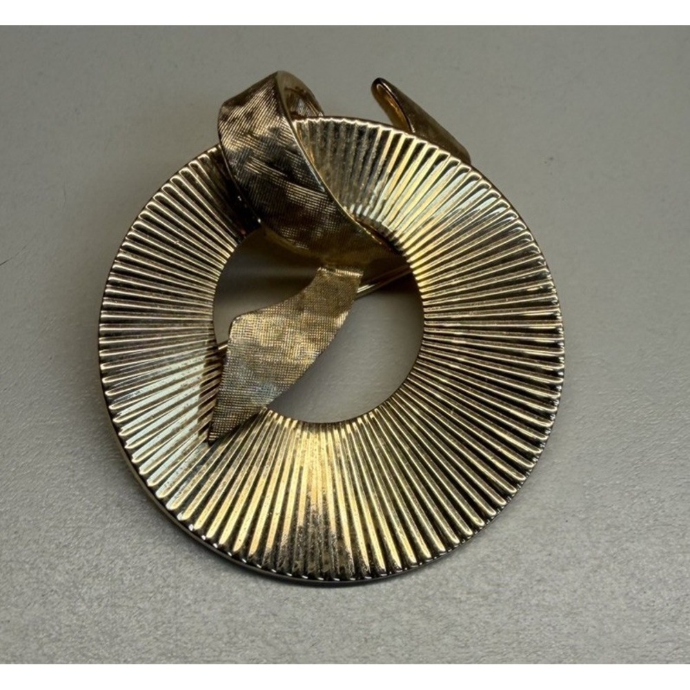 1960s Marcel Boucher #7836 Gold Tone Ribbon Circle Brooch Signed 1.25" Vintage